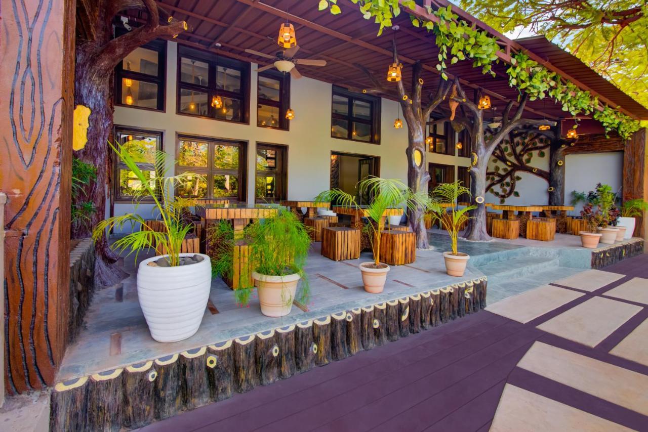 Hotel Club Mahindra Netrang Exterior foto