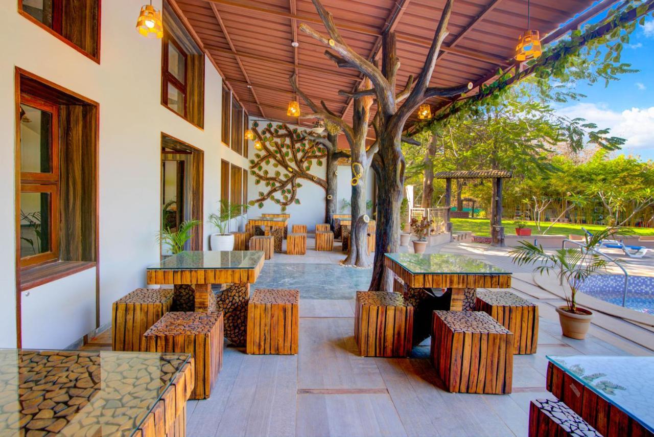 Hotel Club Mahindra Netrang Exterior foto