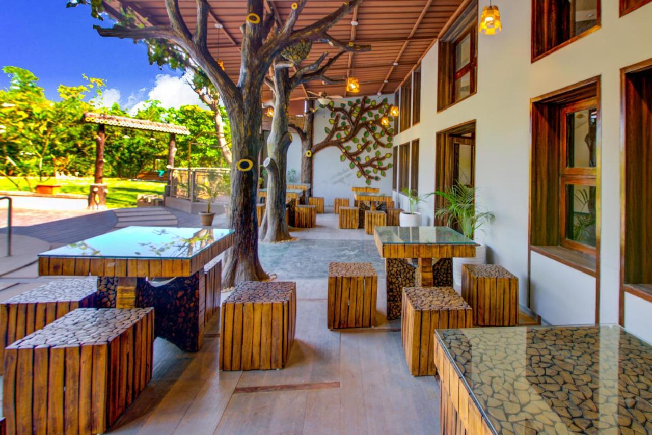 Hotel Club Mahindra Netrang Exterior foto