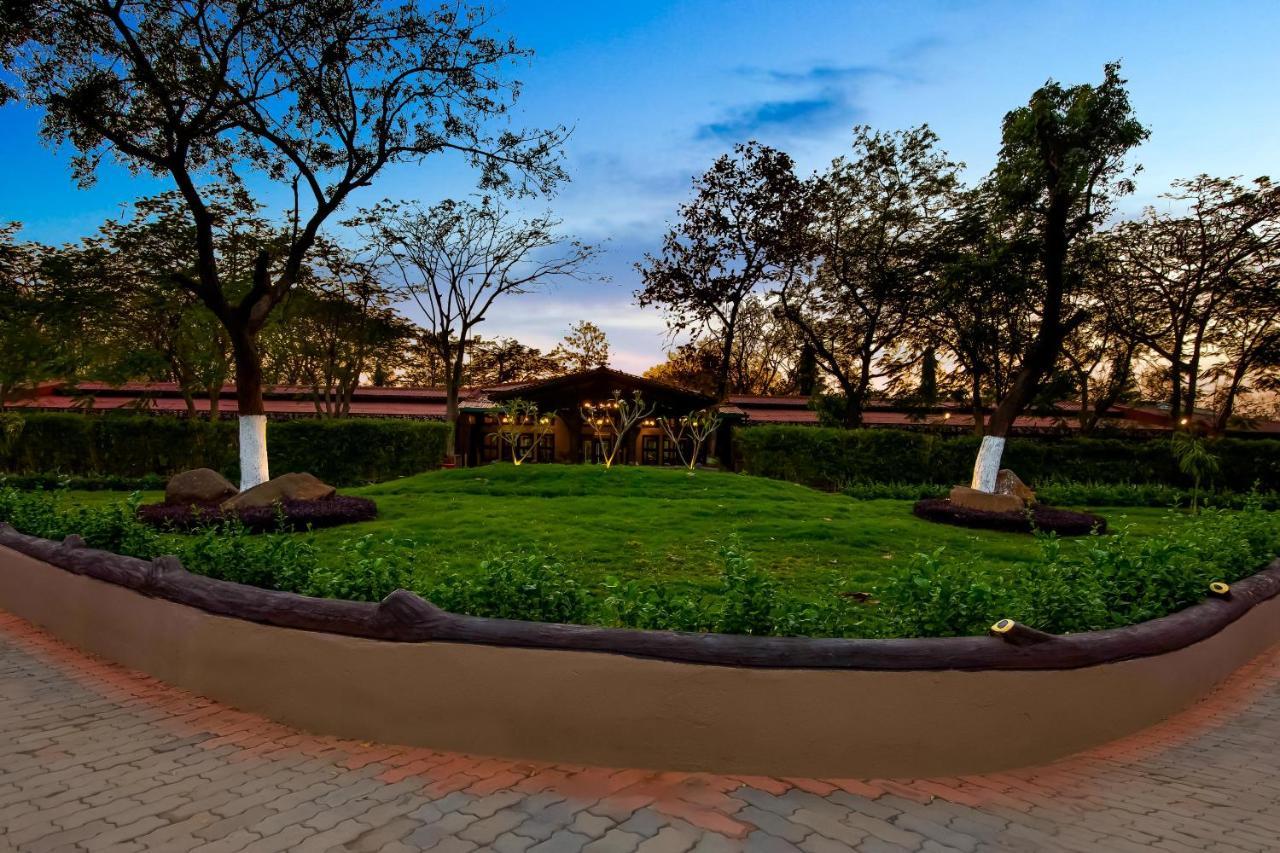 Hotel Club Mahindra Netrang Exterior foto