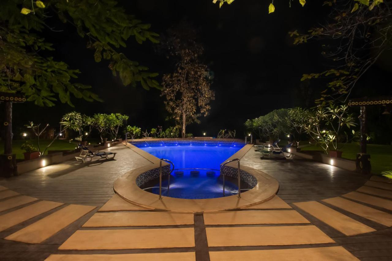 Hotel Club Mahindra Netrang Exterior foto