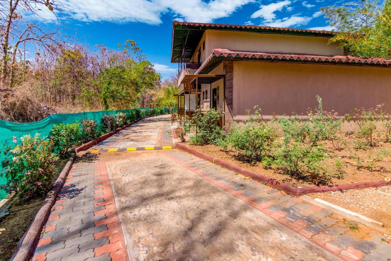 Hotel Club Mahindra Netrang Exterior foto