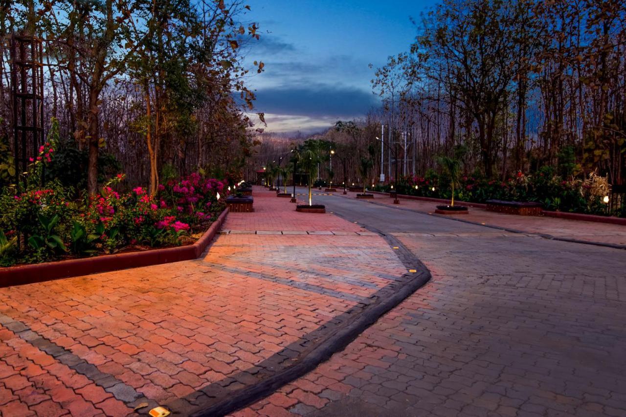 Hotel Club Mahindra Netrang Exterior foto