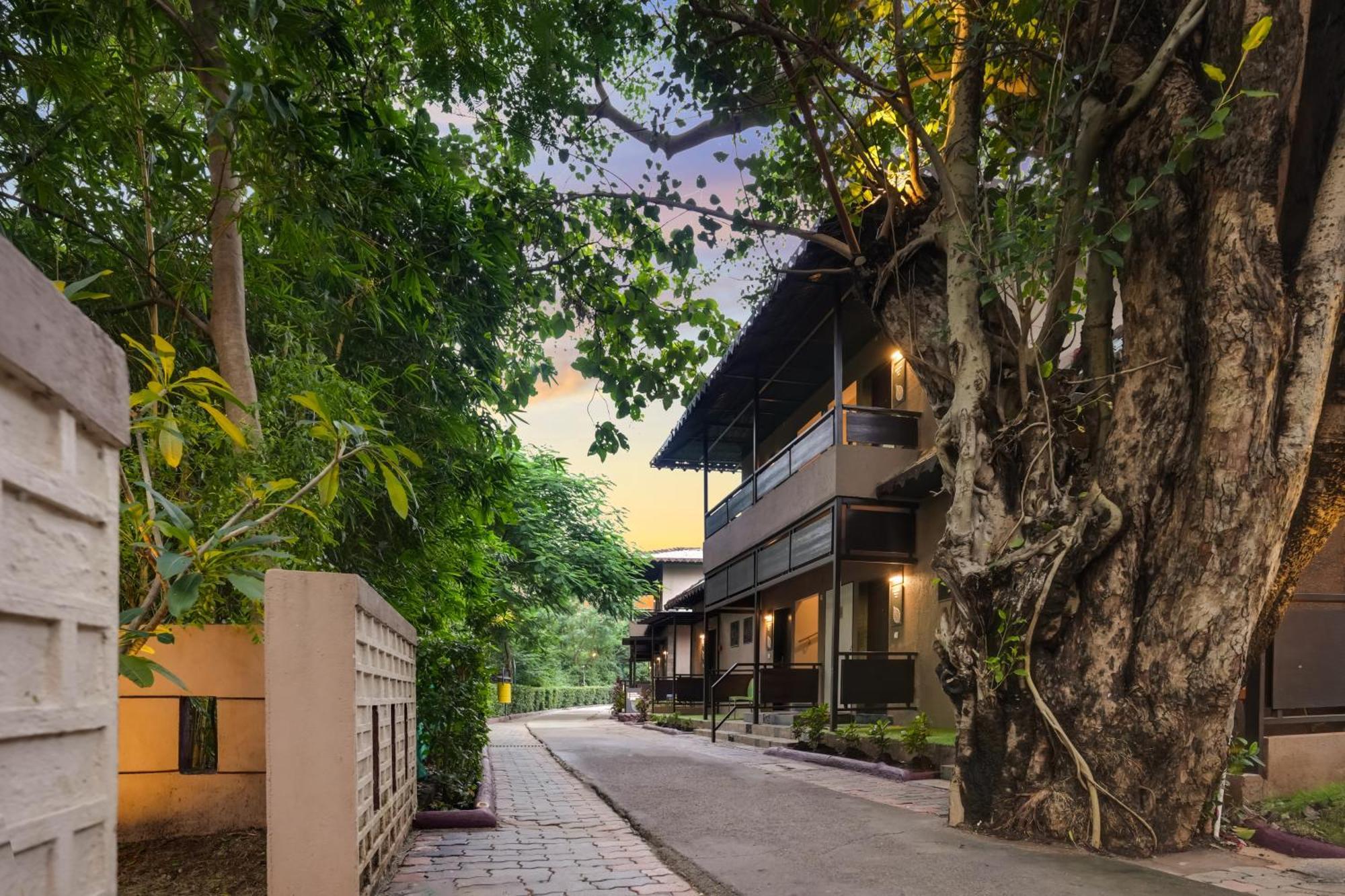 Hotel Club Mahindra Netrang Exterior foto